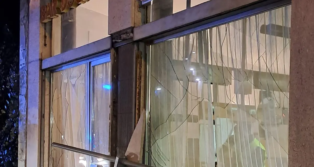 Bar Dogana, vetrina sfondata dal Suv