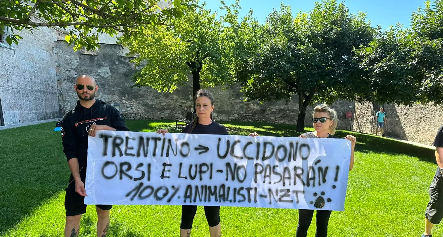 Protesta animalista al Buonconsiglio, attivisti contro Fugatti
