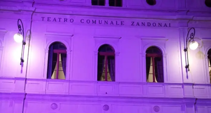 Rovereto: il Teatro Zandonai in lilla per la Giornata contro i disturbi alimentari