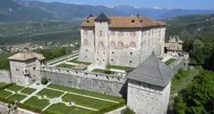 Castel Thun illuminato di verde in onore di San Patrizio