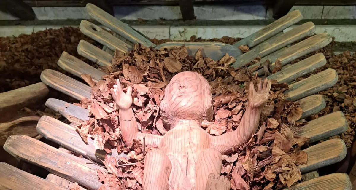 Rubano il Gesù bambino dal presepe, poi il pentimento: \"Avevamo bevuto, ci scusiamo\"