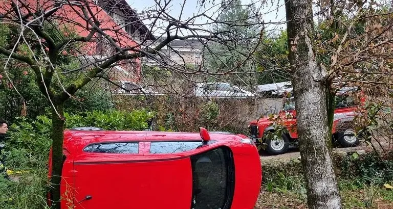 Si ribalta con l'auto nel vialetto di casa: illesa 91enne di Villazzano