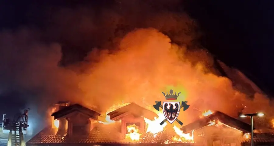 Notte di paura ad Ossana: incendio devasta il tetto di un’abitazione nel centro storico