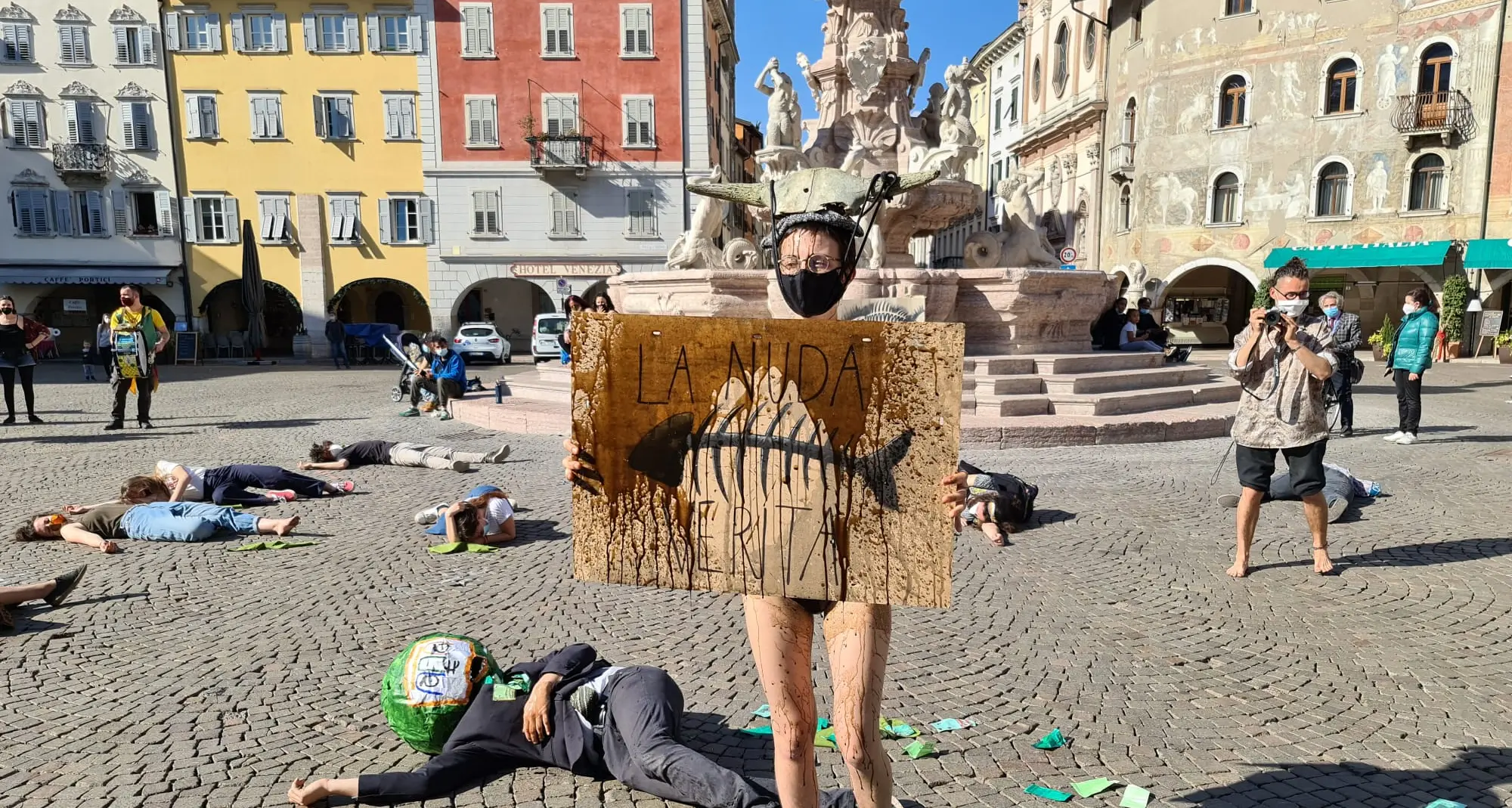 In piazza a Trento la performance degli attivisti di “Extintion Rebellion”