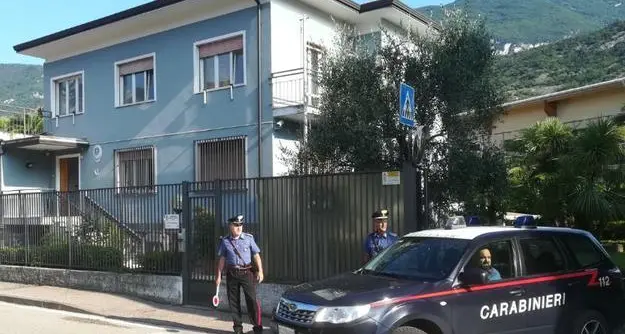 I carabinieri di Arco caricano in auto il bimbo che respira male e corrono al pronto soccorso: il piccolo si salva