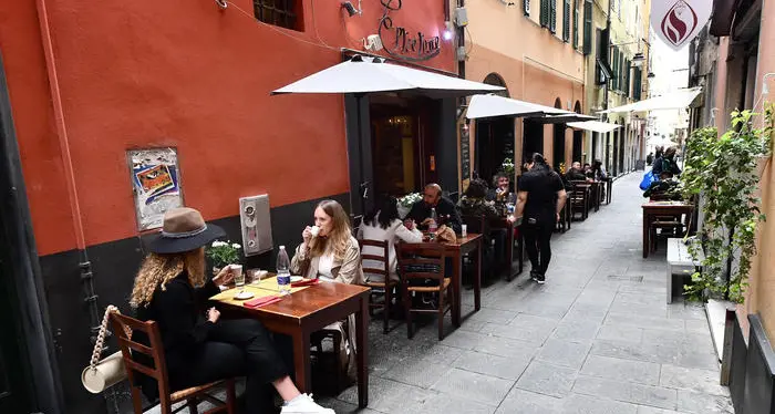 Zona bianca: anche in più di 4 al tavolo al ristorante