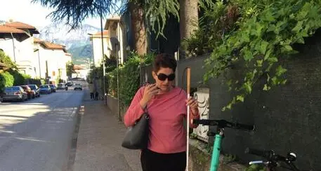 Monopattini sui marciapiedi, donna cieca rompe il bastone