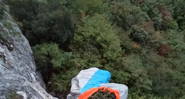Arco, base jumer rimane appeso in parete