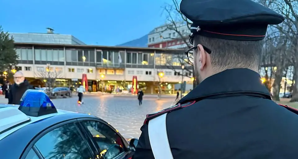 Trento, rubò computer portatili e un cellulare negli uffici di Regione e Provincia: denunciata una trentenne