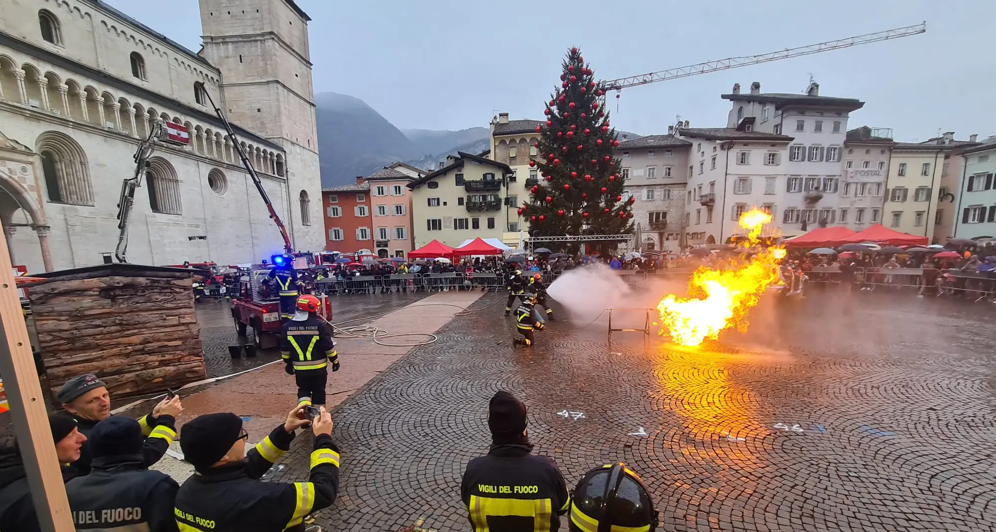 Santa Barbara: in piazza Duomo l'applauso ai vigili del fuoco volontari di Trento