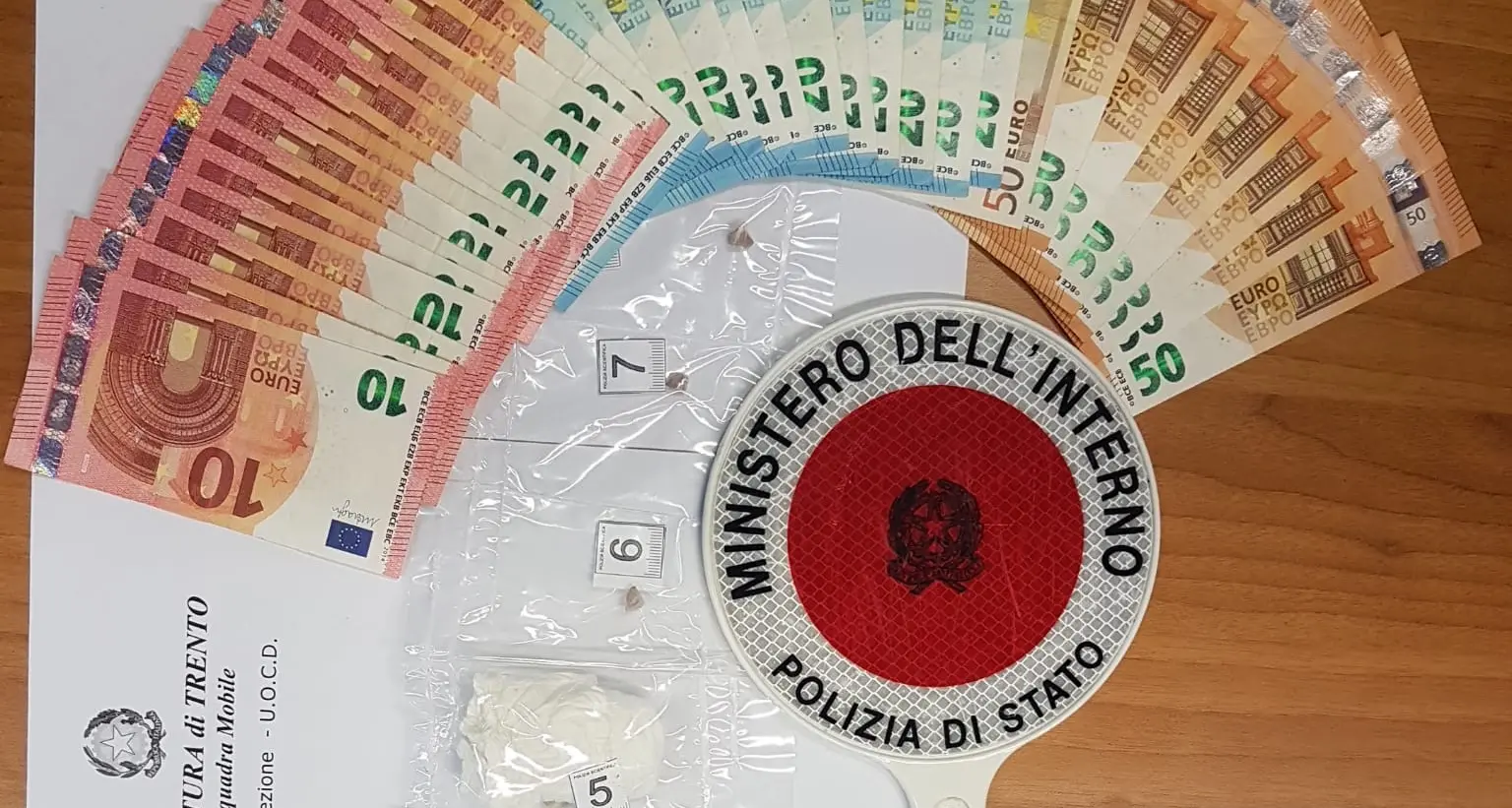 Arrestato un pusher: sequestrate 25 dosi di eroina e 1.000 euro