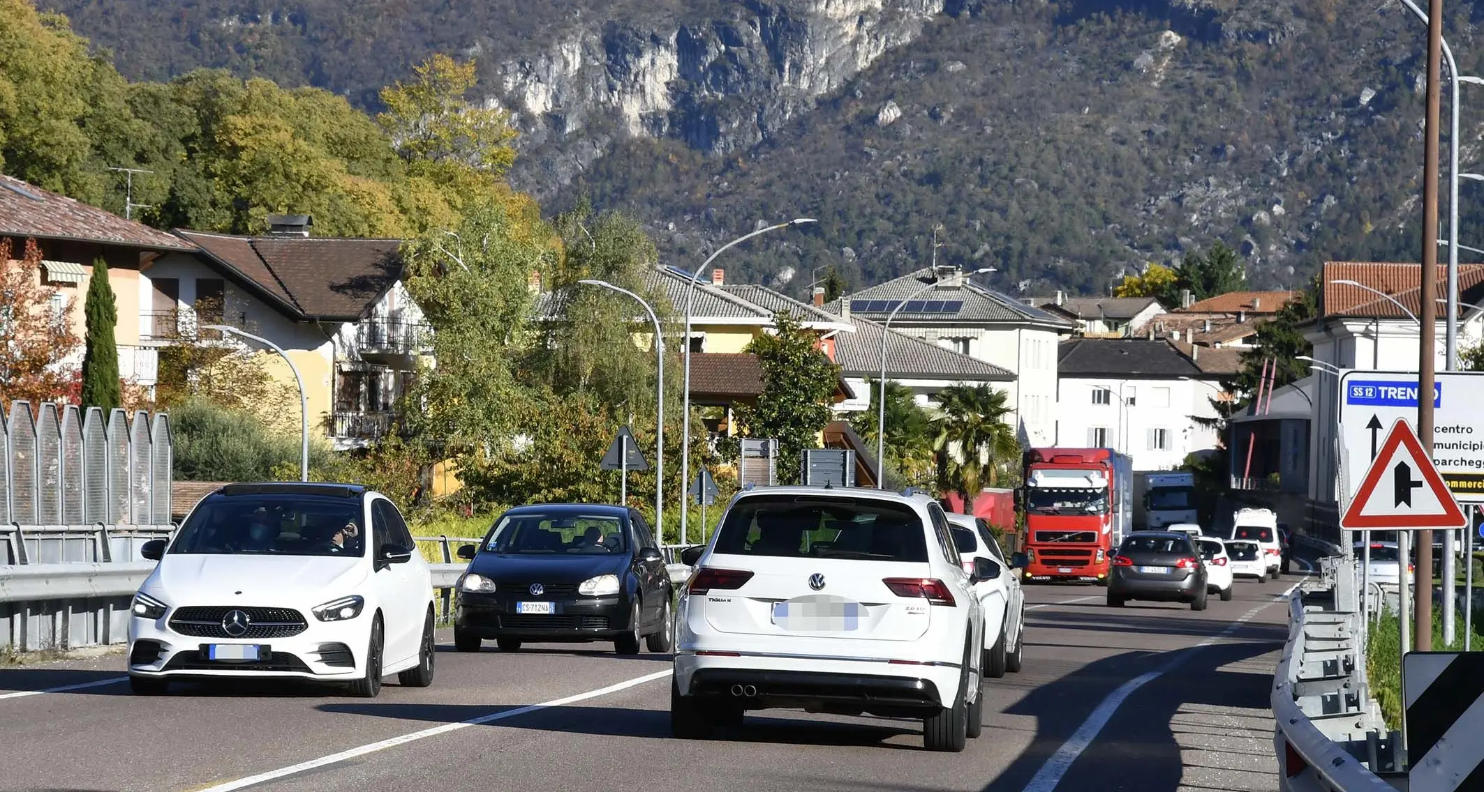 «Prezzi alle stelle, e così i Tir stanno invadendo la statale per risparmiare almeno i soldi dell’autostrada»