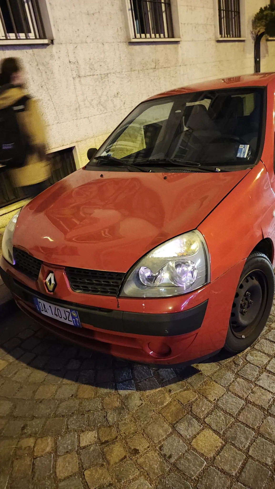 Trento, vandalizzate le macchine parcheggiate in via delle Orfane