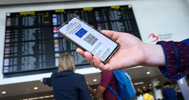 Covid, risalgono i contagi: pressing per il Green Pass esteso “alla francese”