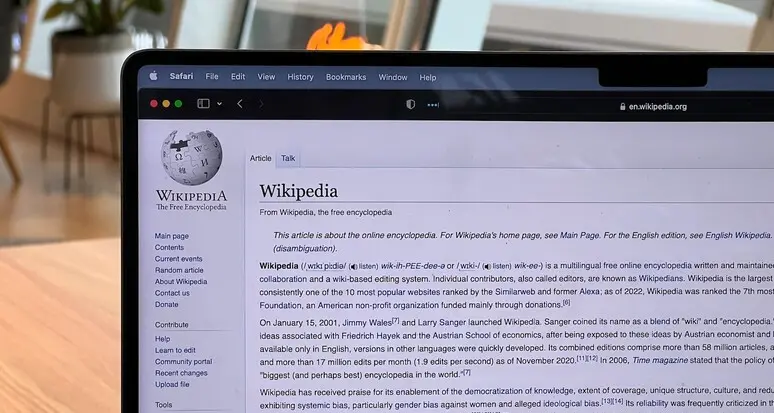 L’Intelligenza Artificiale aiuta Wikipedia a essere più precisa