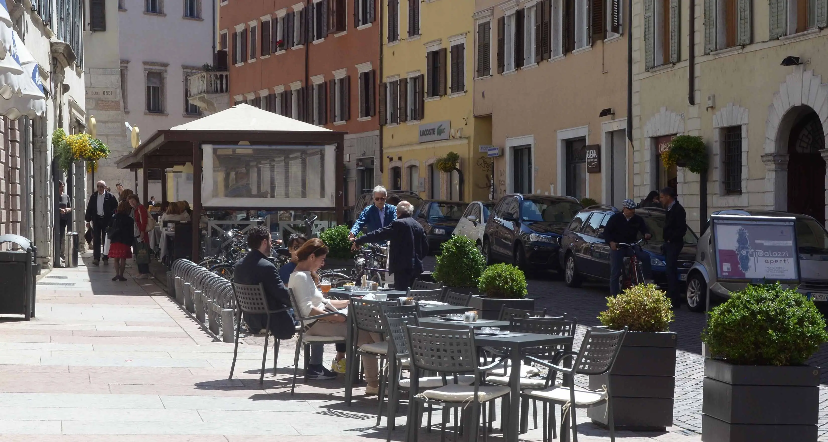 Riaprono bar e ristoranti, a Trento proroga automatica anche per gli “extra large”