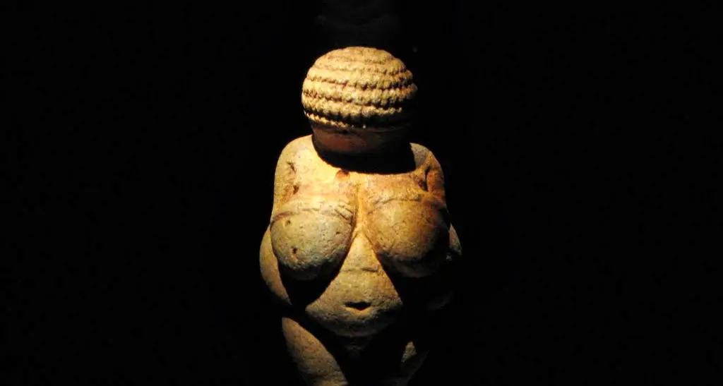 La Venere di Willendorf (25 mila anni fa) fu realizzata con la pietra del lago di Garda