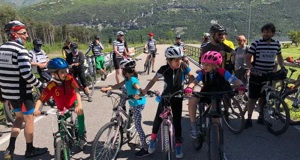 “Tour de pance”, prima tappa nei boschi di Dro. Gli organizzatori: «Nessun disperso, è un trionfo»