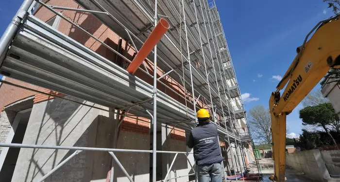 Operaio cade dalle impalcature a Rovereto, portato in ospedale con l’elisoccorso