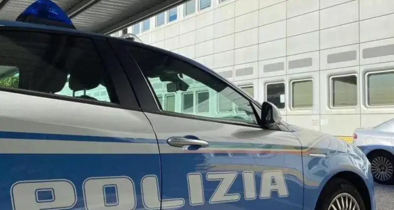 Forza il posto di blocco e fugge dalla polizia: fermato con mezzo chilo di coca in auto