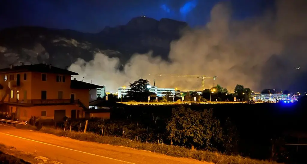 Paura a Gardolo, incendio alla Vetri Speciali di Spini