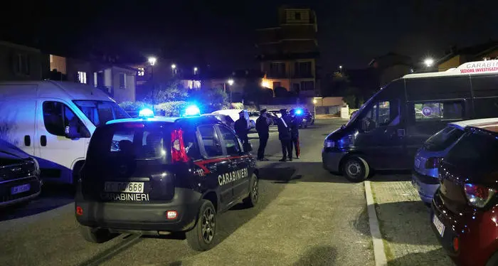 Apre la porta ai carabinieri il padre barricato in casa con il figlio: il piccolo sta bene