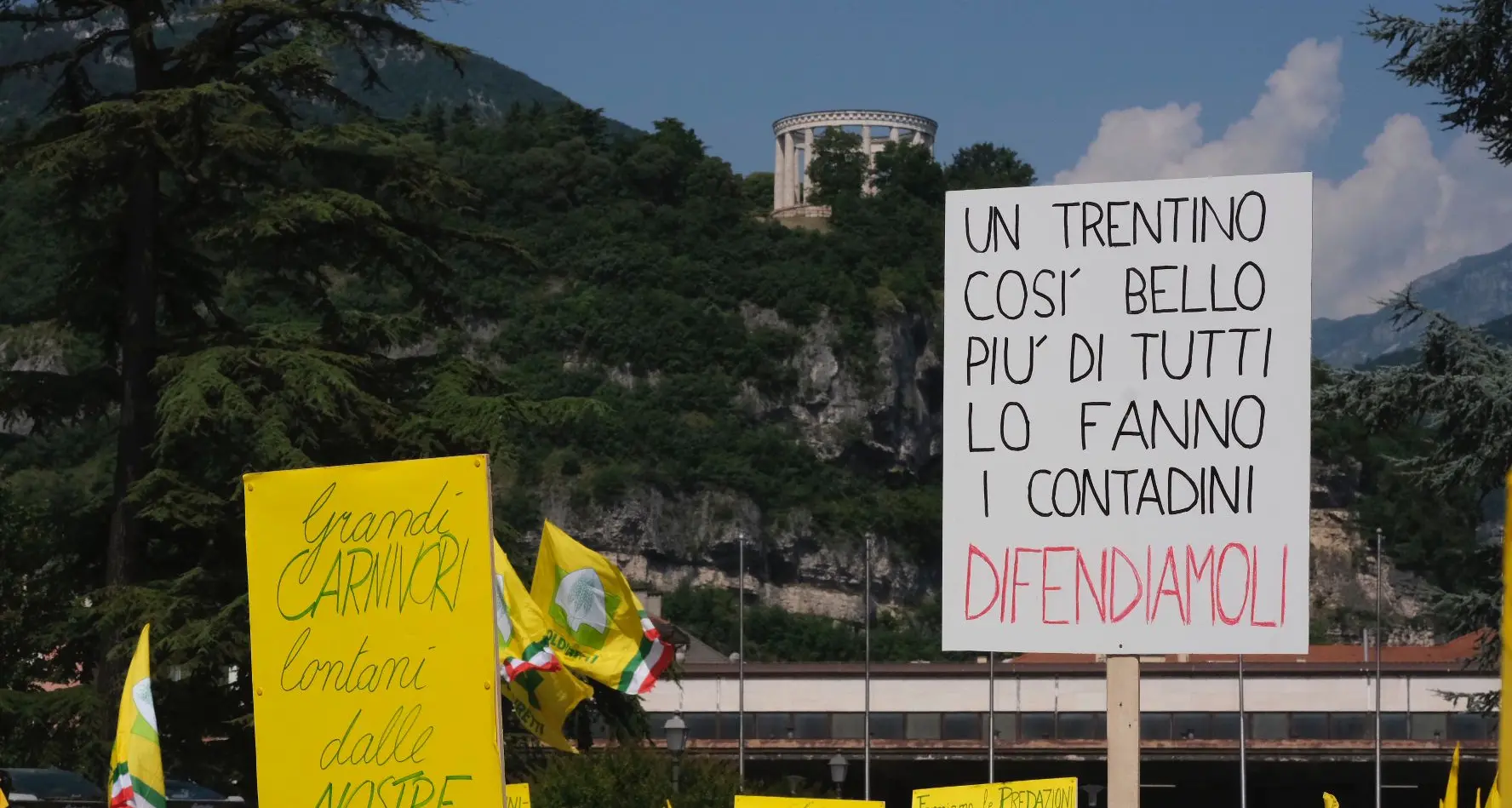 In piazza la rabbia dei contadini: «Orsi e lupi, in gioco gli alpeggi e la nostra sicurezza»