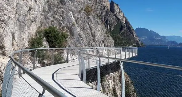 Ciclovia del Garda: i comitati di Italia Nostra contro il progetto: «Scempio delle rocce»