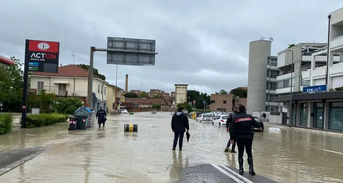 Maltempo, 2 mila evacuati. Cesena allagata, famiglie portate in salvo in elicottero