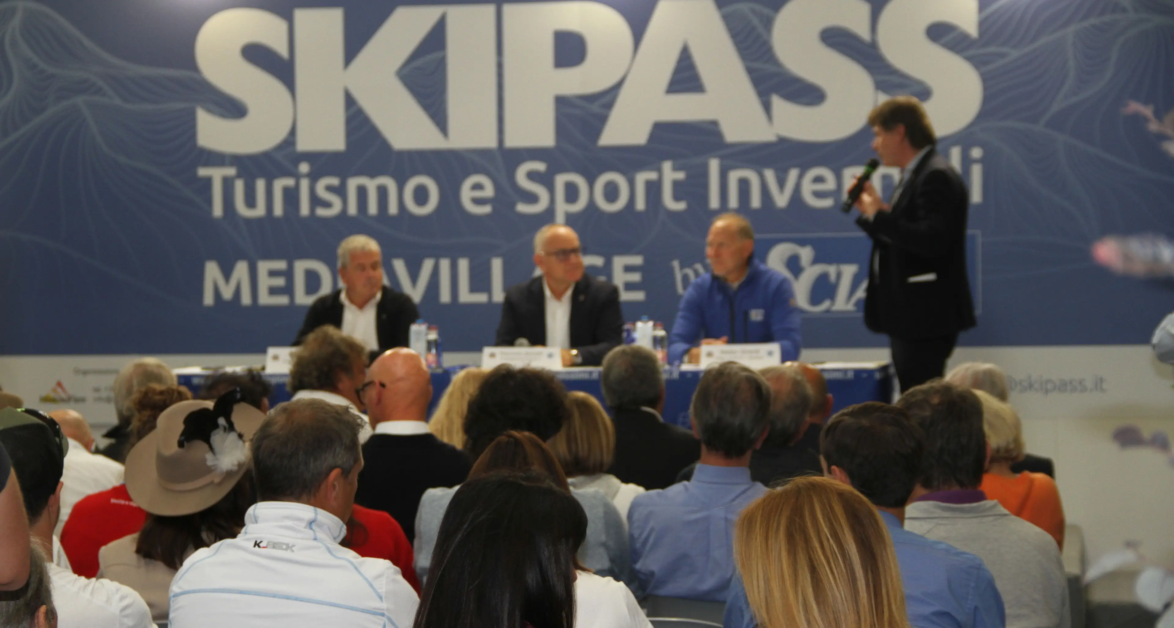 I maestri di sci italiani: «Siamo a fianco degli impiantisti. Con gli skipass aumenteranno anche le lezioni»