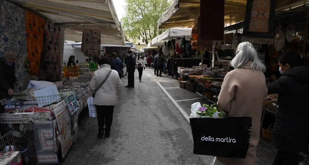 Mercato di Trento, il posto c’è ma una trentina di ambulanti restano a casa, pochi anche i clienti
