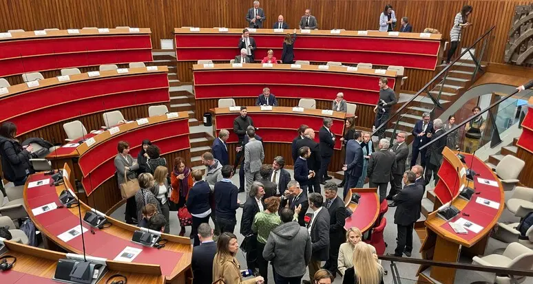 Il Consiglio regionale si insedia, ma è ancora in stallo