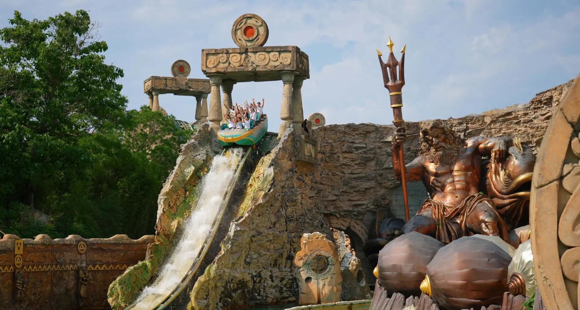Gardaland, 3 milioni di visitatori: è il parco numero uno in Italia. Attrazioni acquatiche al top
