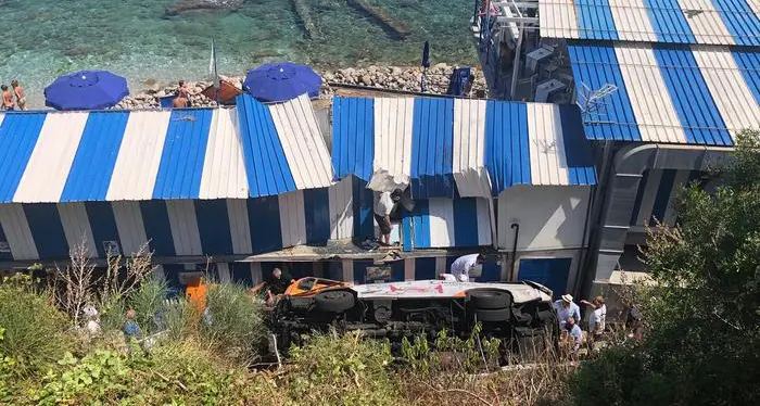 Minibus esce di strada e precipita sulla spiaggia dopo un volo di 5 metri: un morto e decine di feriti