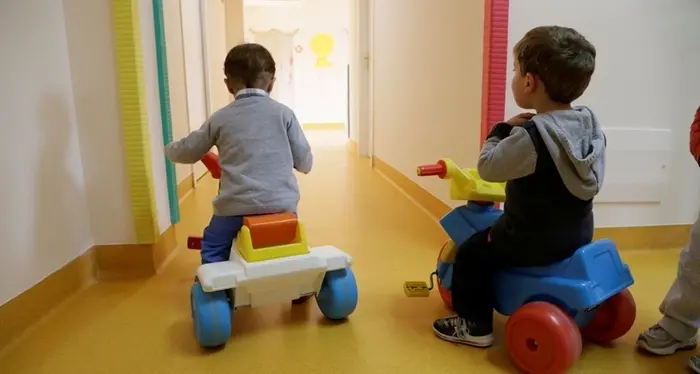 Asili nido, protestano le famiglie escluse. Zanetti: «Priorità alle mamme che lavorano»