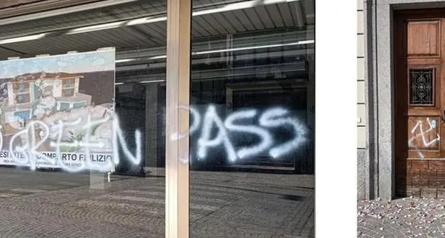 Svastiche sul portone del municipio a Tione, uomo va dal sindaco e confessa