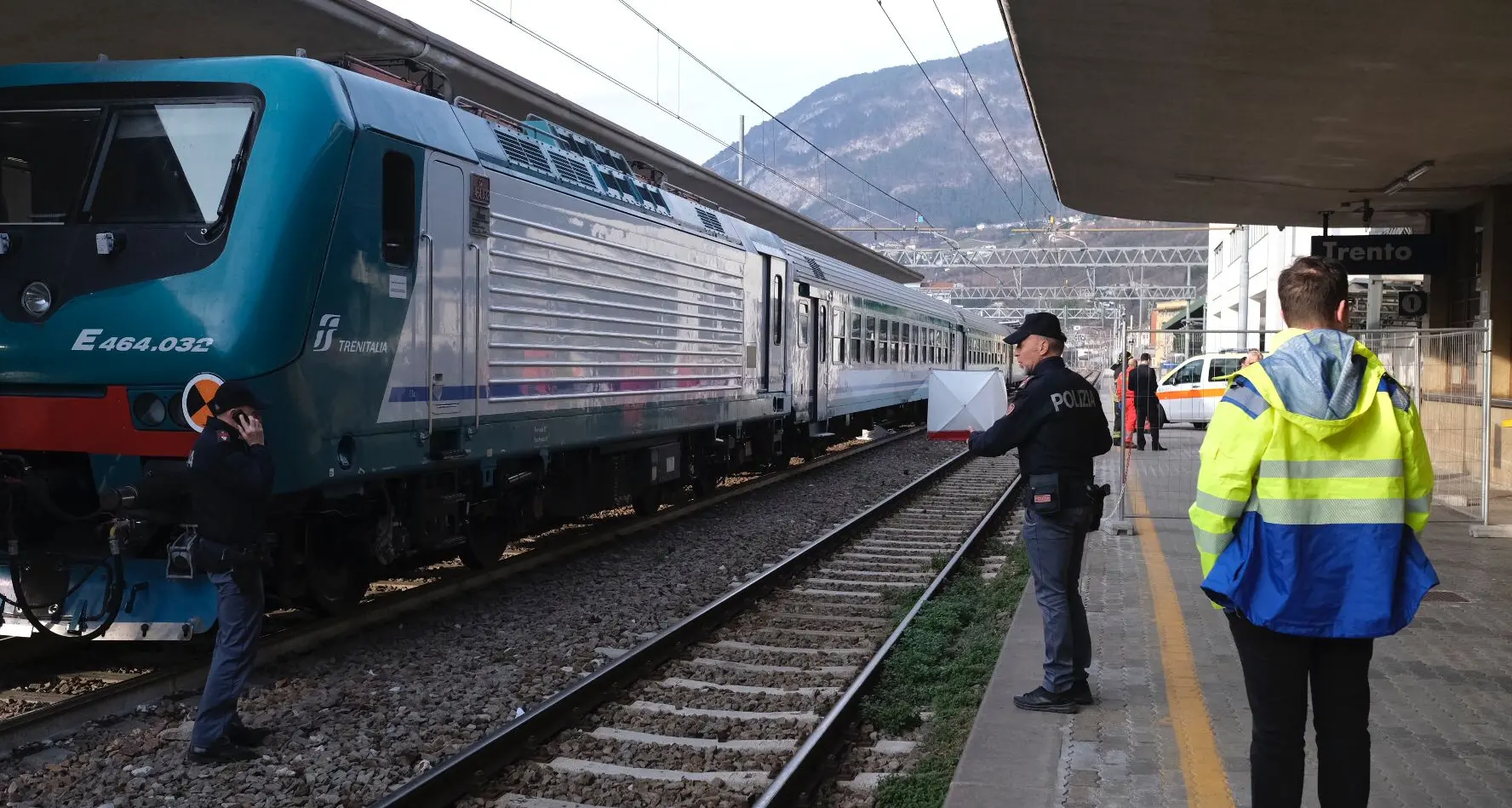 Trento, tragedia in stazione: persona investita sui binari