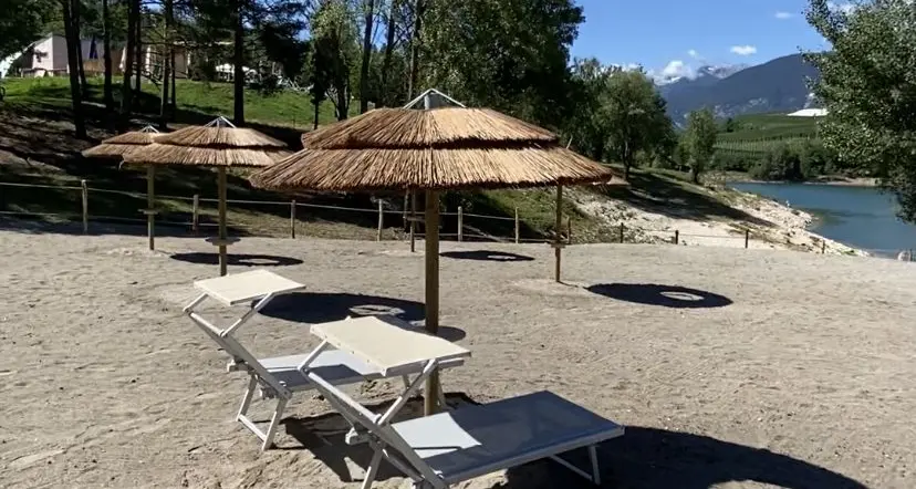 Spunta una spiaggia (con ombrelloni e sabbia fina) nel cuore della val di Non