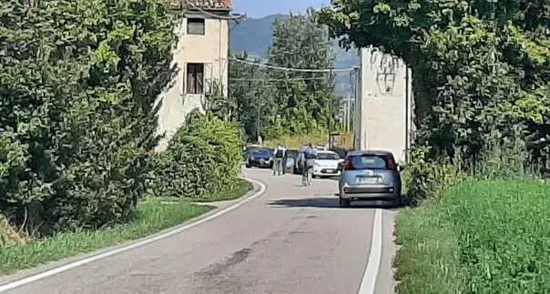 Uccide l’ex compagna mentre sta andando al lavoro e poi fugge: ora è caccia all’uomo