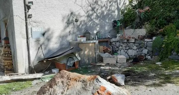 Storo, grande masso finisce nel cortile di un deposito agricolo