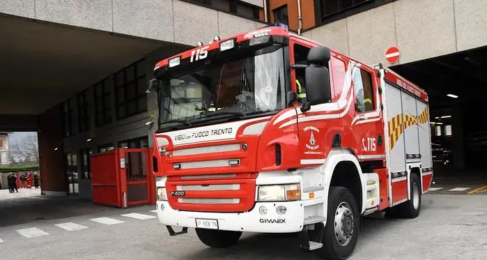 Negozio di Affi distrutto dalle fiamme: 70 persone evacuate ma nessuno coinvolto