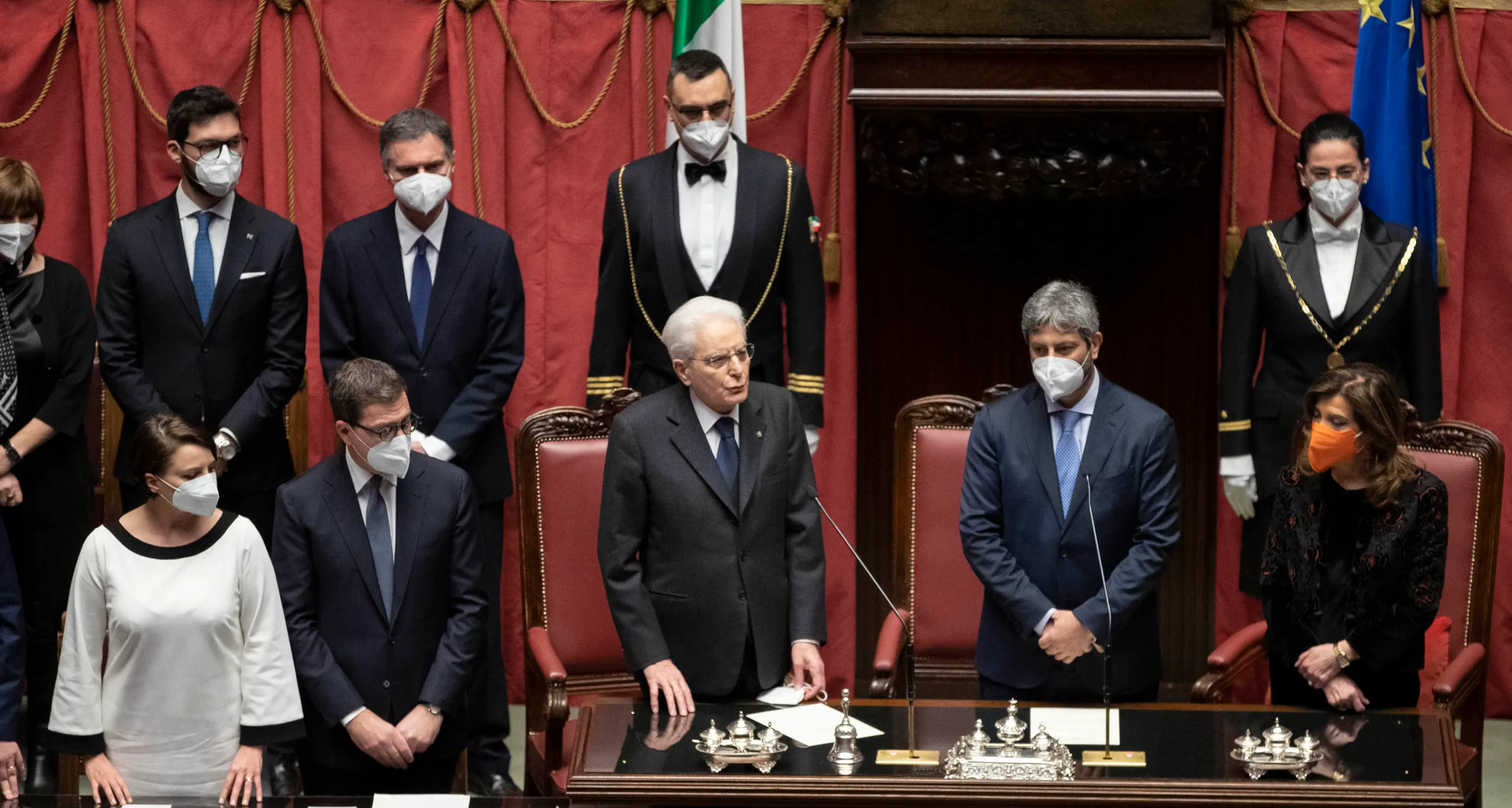 Sergio Mattarella ha giurato: «Non possiamo permetterci ritardi, né incertezze»