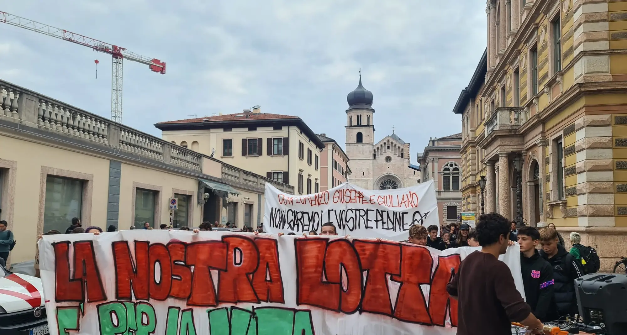 Tornano in piazza i giovani per il clima: centinaia in corteo a Trento