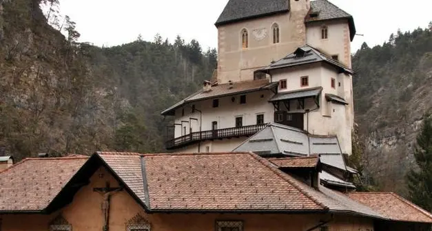 San Romedio, solo intenso fumo e nessun danno all’interno del santuario