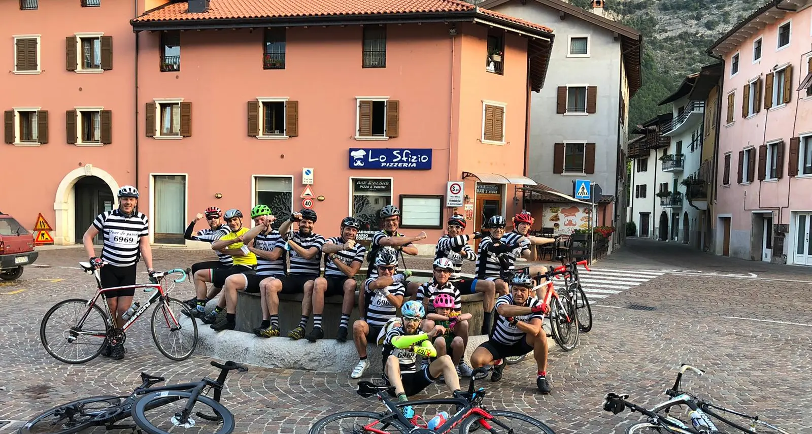 In bici all’alba per sfidarsi sulle strade del biotopo delle Marocche: la nuova tappa del “Tour de pance”