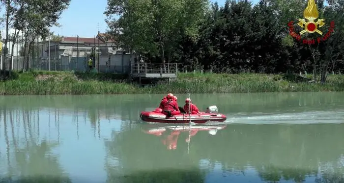 La canoa si rovescia all’improvviso, un uomo muore annegato nel fiume. Gravissimo l’altro turista