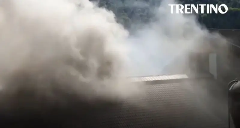 A fuoco la stalla: allarme incendio a Breguzzo