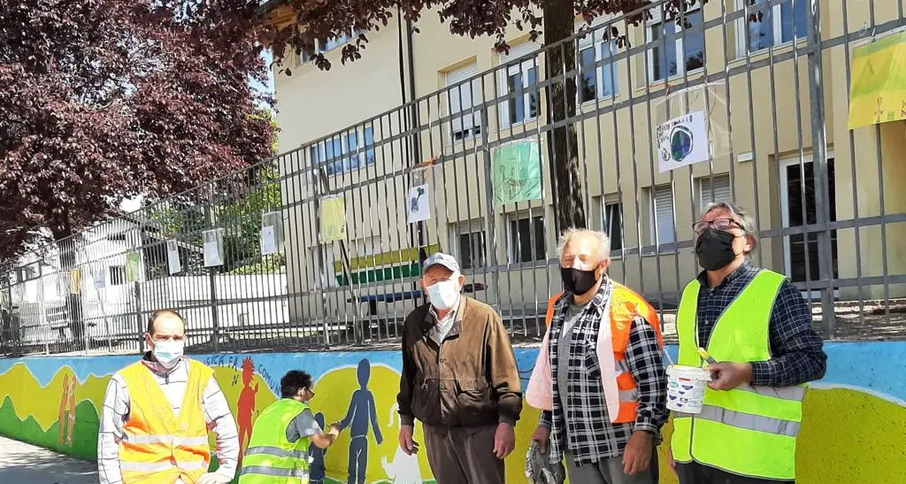 Madrano, dopo i bambini tocca agli adulti: ecco un nuovo murale sul marciapiede davanti alla scuola
