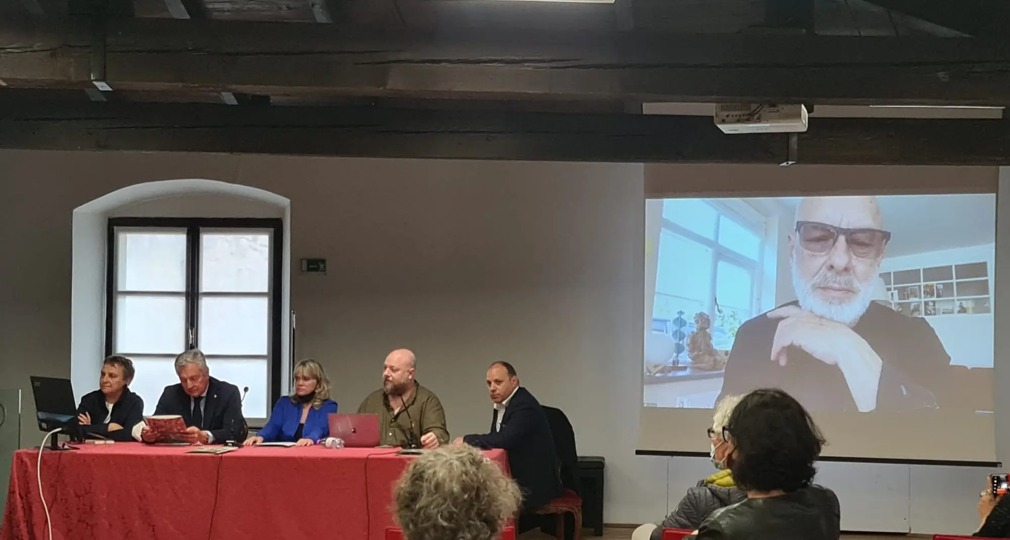 “Brian Eno x Trentino”, in agosto due installazioni dell’artista britannico nei castelli trentini: tra musica e immagini