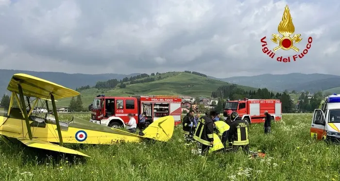 Colpito da un infarto, pilota di un biplano riesce ad atterrare e poi muore